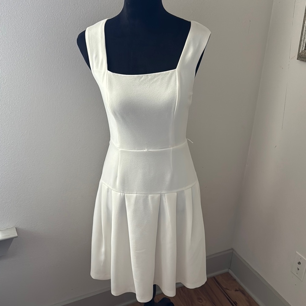 Adrianna Papell‎ white sleeveless pleated dress Sz 2